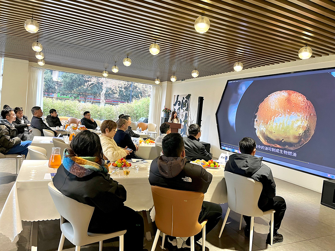 讲课.jpg 讲课.jpg